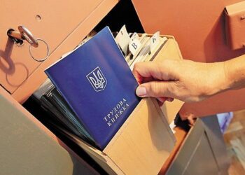 Скасування трудових книжок: як українцям довести стаж