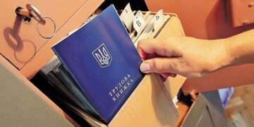 Скасування трудових книжок: як українцям довести стаж
