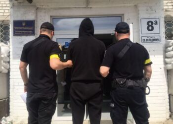 У Червонограді поліцейські оперативно затримали зловмисника, підозрюваного у зухвалому розбійному нападі на перехожого – Новини Львова та області