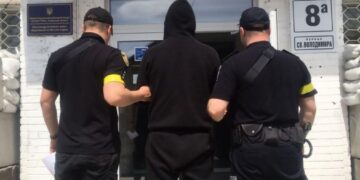 У Червонограді поліцейські оперативно затримали зловмисника, підозрюваного у зухвалому розбійному нападі на перехожого – Новини Львова та області