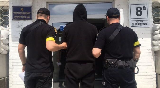 У Червонограді поліцейські оперативно затримали зловмисника, підозрюваного у зухвалому розбійному нападі на перехожого – Новини Львова та області