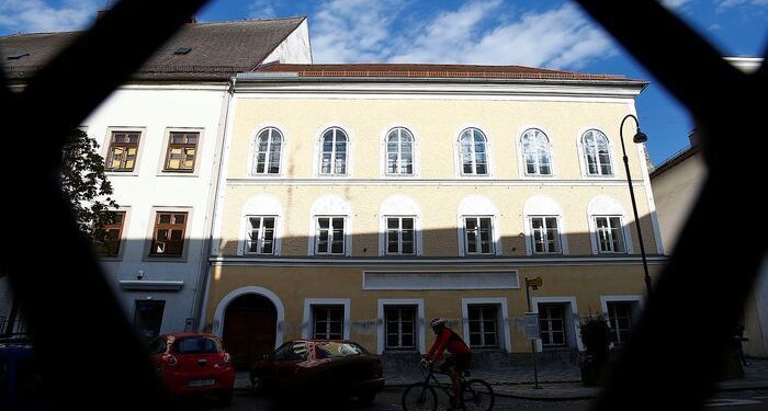 Влада Австрії викупили будинок Гітлера, щоб екстремісти більше ніколи не розглядали його як меморіал нацистів