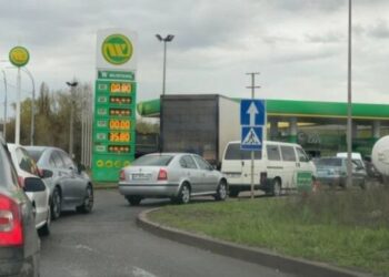 Через черги на АЗС в Україні виник новий бізнес » Автоновости