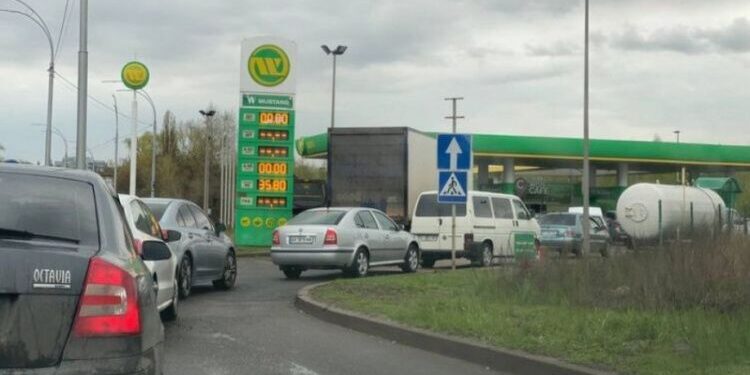 Через черги на АЗС в Україні виник новий бізнес » Автоновости