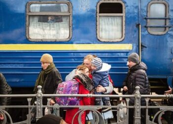 Укрзалізниця почала надавати грошову допомогу евакуйованим на вокзалах