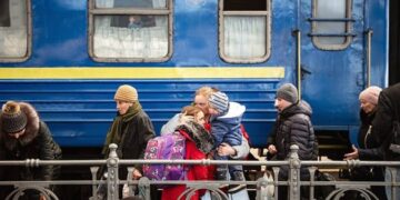 Укрзалізниця почала надавати грошову допомогу евакуйованим на вокзалах