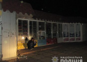 У Червонограді правоохоронці затримали зловмисника, який намагався обікрасти торгівельний павільйон – Новини Львова та області