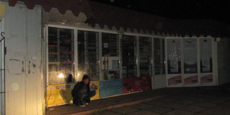 У Червонограді правоохоронці затримали зловмисника, який намагався обікрасти торгівельний павільйон – Новини Львова та області