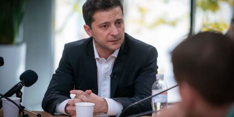Зеленський заявив про тимчасову заборону продажу землі іноземцям