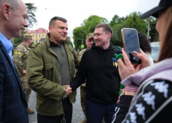 Перших 15 укоплектованих автомобілів із тисячі передали українським захисникам на передову – Новини Львова та області