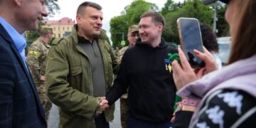 Перших 15 укоплектованих автомобілів із тисячі передали українським захисникам на передову – Новини Львова та області