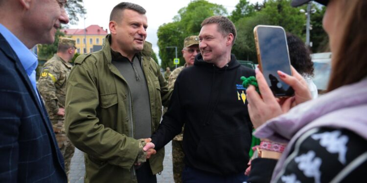 Перших 15 укоплектованих автомобілів із тисячі передали українським захисникам на передову – Новини Львова та області