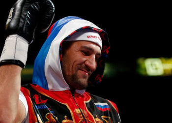 Боксер Сергей Ковалев победил Тервела Пулева в дебютном бою в первом тяжелом весе