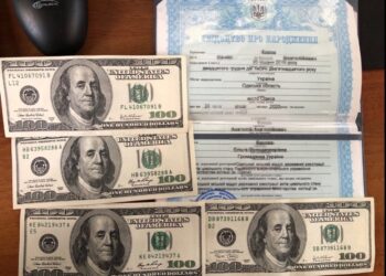 На українському кордоні двоє ухилянтів мали фальшиві документи і один запропонував хабар | Кримінальні новини