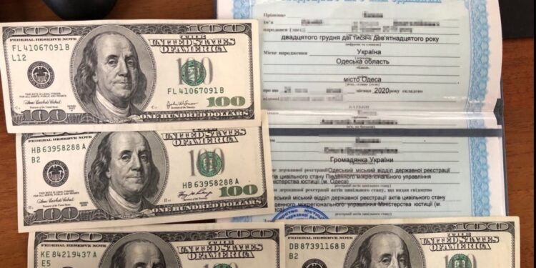 На українському кордоні двоє ухилянтів мали фальшиві документи і один запропонував хабар | Кримінальні новини