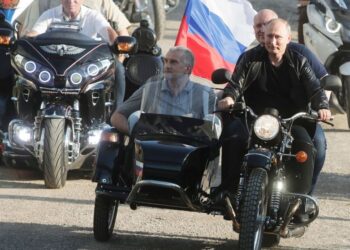 Путін покатав Аксьонова в колясці по окупованому Криму