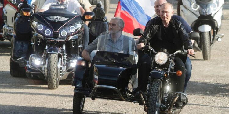 Путін покатав Аксьонова в колясці по окупованому Криму