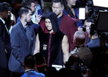 Дрозд считает, что в реванше с Альваресом Бивол потребует и гимн, и флаг, и любимую композицию