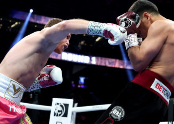 Бивол проиграл бы Альваресу решением судей в девятираундовом поединке — СМИ