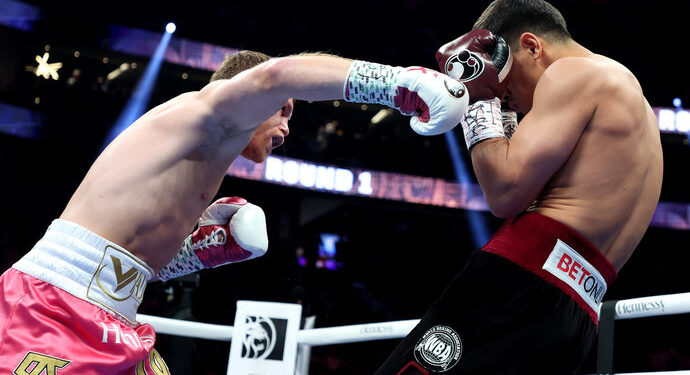 Бивол проиграл бы Альваресу решением судей в девятираундовом поединке — СМИ