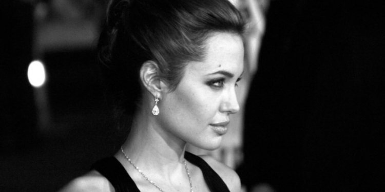 Анджелине Джоли во Львове пришлось бежать в бомбоубежище