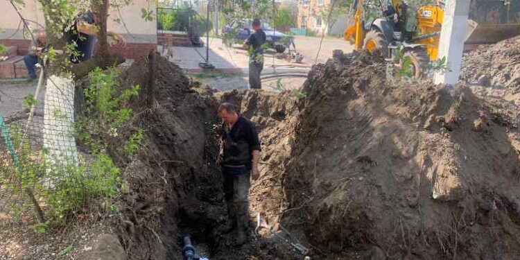 Арцизькі комунальники ліквідують прориви у центральній водопровідній мережі