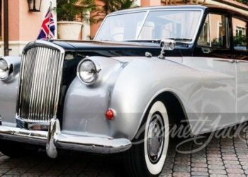 На аукціон виставили унікальний парадний лімузин королеви Єлизавети ІІ » Автоновости
