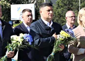 Цветы к памятникам победителям над немецко-фашистскими захватчиками во Второй Мировой —