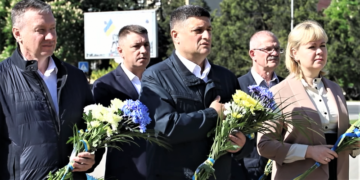 Цветы к памятникам победителям над немецко-фашистскими захватчиками во Второй Мировой —
