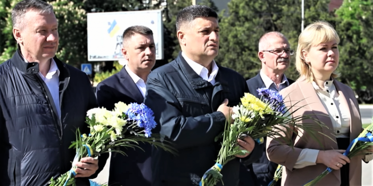 Цветы к памятникам победителям над немецко-фашистскими захватчиками во Второй Мировой —