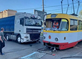 ДТП на поселке Котовского: грузовик врезался в трамвай