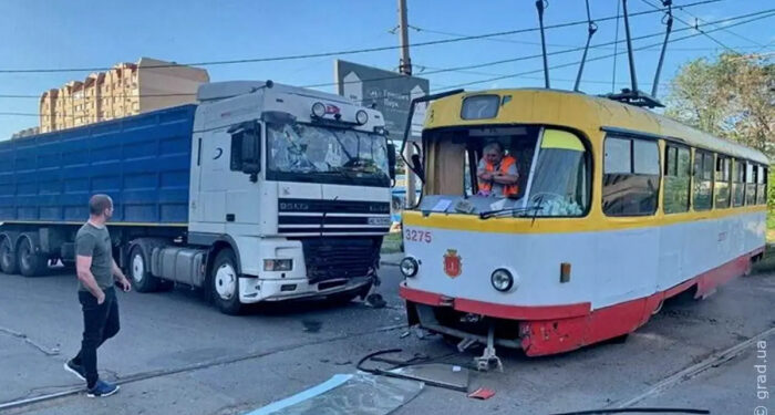 ДТП на поселке Котовского: грузовик врезался в трамвай