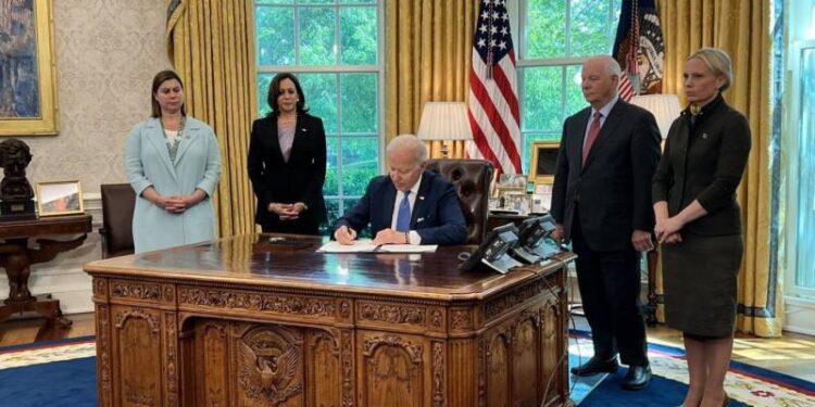 Джо Байден подписал закон о ленд-лизе для Украины