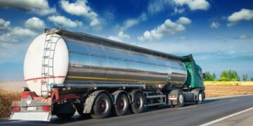 В Украине не хватает бензовозов » Автоновости