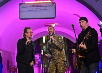 Гурт U2 дав концерт у київському метро |