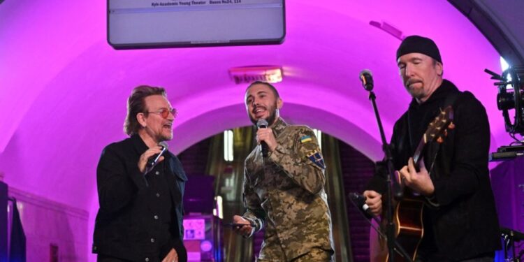 Гурт U2 дав концерт у київському метро |