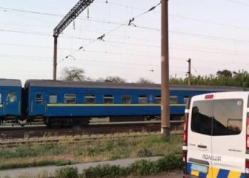 Молодой человек погиб под колесами поезда