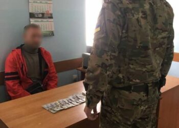 На Одещині двоє чоловіків пропонували  по 1 000 доларів США за пропуск через кордон —