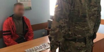 На Одещині двоє чоловіків пропонували  по 1 000 доларів США за пропуск через кордон —