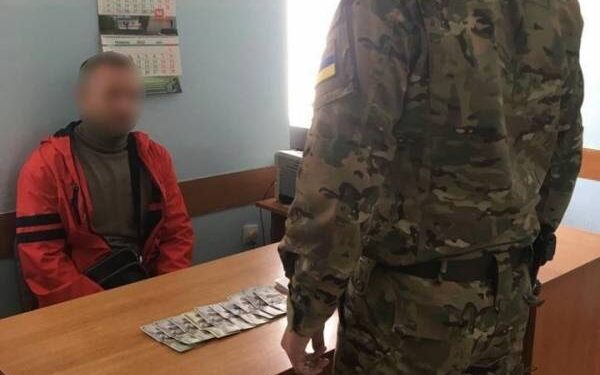На Одещині двоє чоловіків пропонували  по 1 000 доларів США за пропуск через кордон —