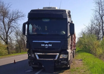 На трассе Одесса-Рени столкнулись грузовик и полицейская машина