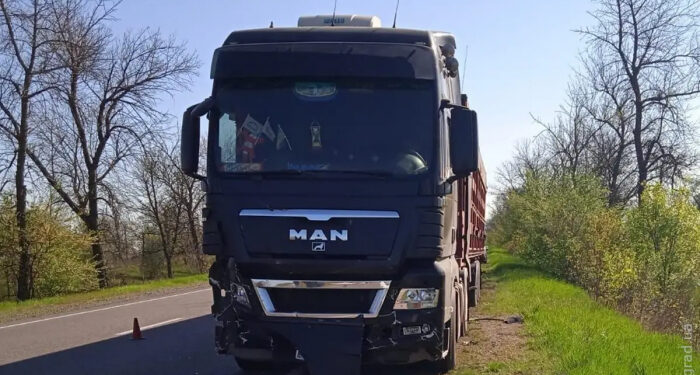 На трассе Одесса-Рени столкнулись грузовик и полицейская машина