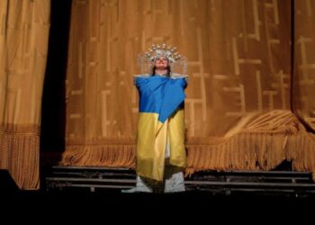Оперна зірка Людмила Монастирська вийшла на сцену Метрополітен-опера, загорнута в український прапор |
