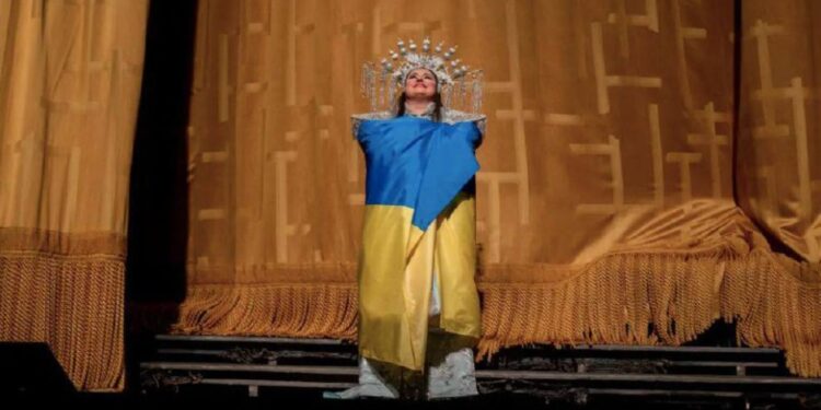 Оперна зірка Людмила Монастирська вийшла на сцену Метрополітен-опера, загорнута в український прапор |