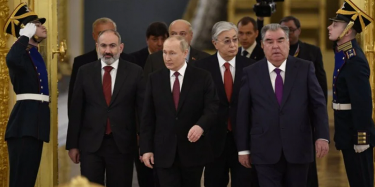 От Путина отвернулись даже союзники. Саммит ОДКБ показал тотальную изоляцию российского диктатора — обзор СМИ