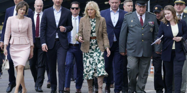 Первая леди США приехала в Украину, чтобы лично поговорить с переселенцами