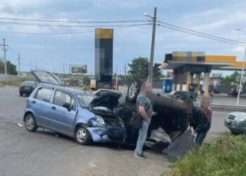 Под Одессой перевернулся автомобиль