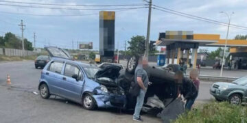 Под Одессой перевернулся автомобиль