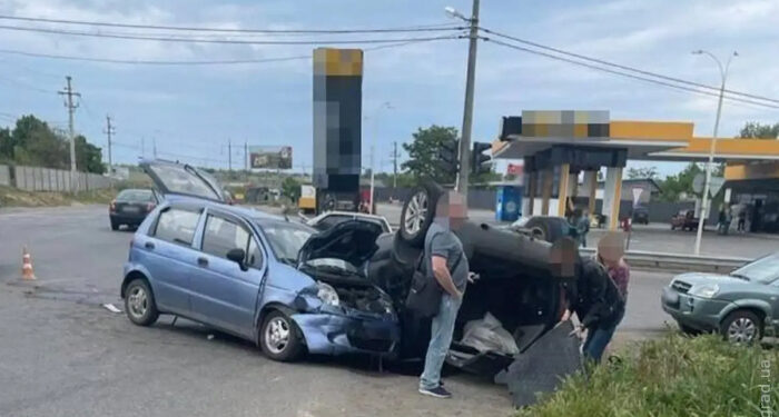 Под Одессой перевернулся автомобиль