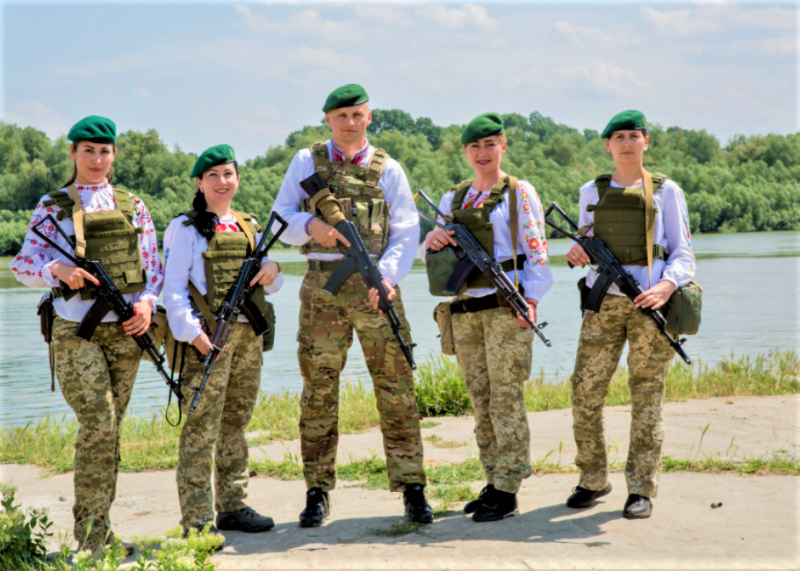 Прикордонники на Дунаї приміряли вишиванку під бронею - Город 24